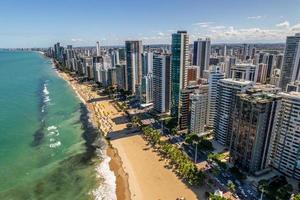 Flygfoto över boa viagem-stranden i recife, huvudstad i pernambuco, Brasilien. foto