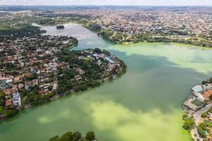 Flygfoto över lagoa da pampulha i staden belo horizonte, i minas gerais, Brasilien. foto