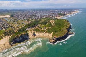 Flygfoto över Guarita Beach i Torres, Rio Grande do sul, Brasilien. kuststad i södra Brasilien. foto