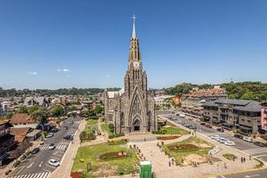 Flygfoto över Canela, Rio Grande do sul, Brasilien. kyrkan matriz de nossa senhora de lourdes. foto