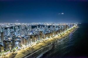 Flygfoto över boa viagem-stranden i recife, huvudstad i pernambuco, Brasilien på natten. foto