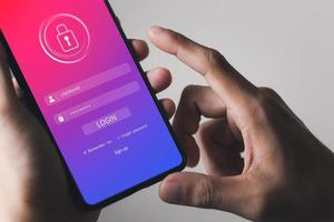 cybersäkerhet internet och nätverkskoncept. närbild av handhållen smartphone informationssäkerhet och kryptering, säker tillgång till användarens personliga information, säker internetåtkomst. foto