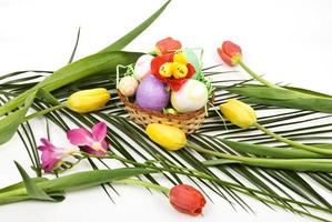 påsk arrangemang med ägg och blommor våren foto