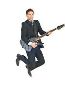 affärsman hoppar med gitarr foto