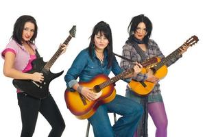 band av attraktiva kvinnor med gitarrer foto