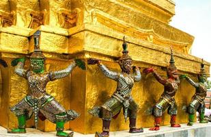 gigantisk skulptur runt basen av den gyllene pagoden i wat phra kaew foto