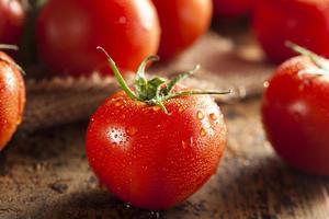 organiska röda mogna tomater