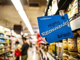 hög rekommenderad zon i stormarknad, shopping i snabbköp foto