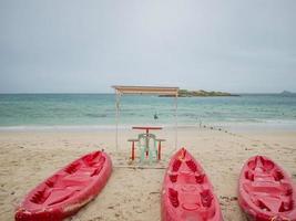 kajakbåt på idyllisk strand i semestertid foto