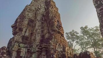 bayon ansikte i bayon tempel angkor wat siem reap kambodja foto