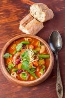 minestronsoppa med pasta, bönor och grönsaker foto