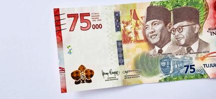 en ny 75 000 rupiah sedel från Bank Indonesia med grå bakgrund. utfärdat under den 75:e nationella oberoende av Indonesien den 17 augusti 2020, perioden 1945-2020. indonesisk valuta. foto