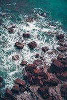 stenar på havet vid kusten i bilbao, spanien foto