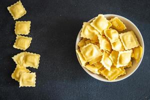 pasta ravioli fyllda kvadratisk form italiensk maträtt färsk måltid mat mellanmål på bordet kopia utrymme mat bakgrund foto