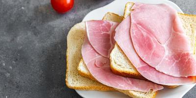 kött smörgås snabbmat skinka fläsk korv färsk måltid mat mellanmål på bordet kopia utrymme mat foto