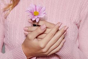mode konst hudvård av händer och rosa blommor i händerna på kvinnor