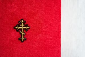 ortodoxa kors på en röd och vit bakgrund foto