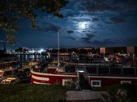 nattbilder av upplysta nya vackra byggnader i Strasbourg foto