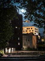 nattbilder av upplysta nya vackra byggnader i Strasbourg foto