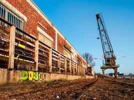 gammal hamn, övergivna byggnader, broar, graffiti på väggarna i hus i strasbourg foto