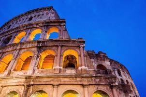 skymning av colosseum landmärket i Rom, Italien. foto