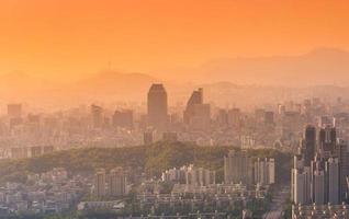 Seoul City och centrum horisont i solnedgången i dimmig dag.