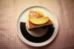 tårta med persikor