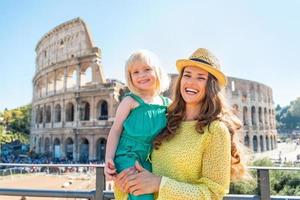 glad mamma och baby flicka nära colosseum i Rom, Italien foto