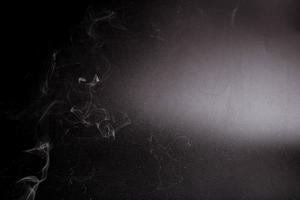vit rök på svart bakgrund för bakgrund foto