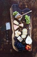 vin aptitretare: fransk ost val, honungskaka, druvor, persika och foto