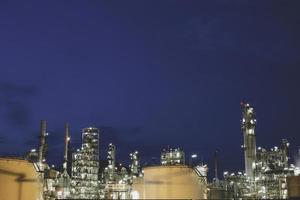 skymningsscen av tankoljeraffinaderianläggning och tornpelare av petrokemiindustrin foto