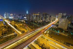 trafikljusspår på överfart och stadsbild på natten foto