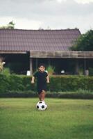liten pojke som spelar fotboll fotboll foto
