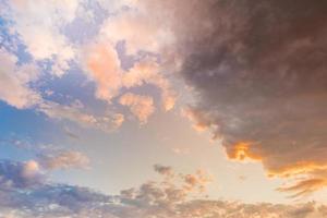 panorama av orange solnedgångshimmel med ljus sol. dröm himlen molnig himmel. avkopplande naturmönster, inspirerande naturlig utsikt foto