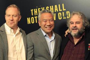 los angeles, ca, 7 dec 2018 - toby emmerich, kevin tsujihara, peter jackson på premiären för de ska inte bli gamla foto