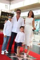 los angeles 22 aug, adam silverman, simon cowell, eric cowell, lauren silverman vid simon cowell stjärnceremonin på hollywood walk of fame den 22 augusti 2018 i los angeles, ca. foto