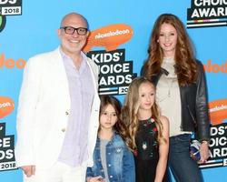 los angeles mars 24, akiva goldsman, ever goldsman, lily goldsman, joann richter vid 2018 kids choice awards på forumet den 24 mars 2018 i inglewood, ca. foto