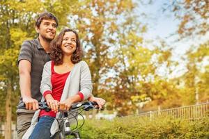 människor i kärlek - åker tillsammans samma cykel foto