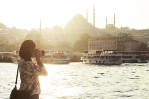 vacker kvinna tar bilder i istanbul, Turkiet foto