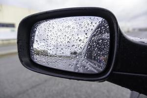 backspegel med regn foto