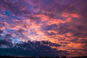 lila solnedgång på himlen. naturlig bakgrund, dramatisk himmel. foto