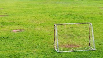gammalt fotbollsmål på gräsmattan. foto