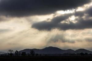 lätt molnigt berg. foto