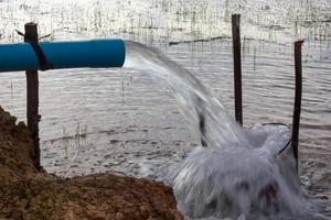 vattenutloppsrör i översvämningen. foto