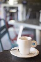 kaffekoppsked och tefat i restaurangcafébar foto