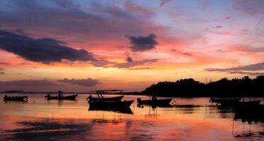 båtar vid solnedgången foto