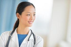tankeväckande kvinnlig läkare tittar bort