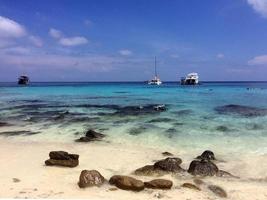 en magnifik paradisstrand i thailand på ön phuket foto