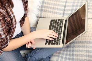 kvinnliga händer att skriva på laptop