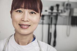 porträtt av leende kvinnlig läkare foto